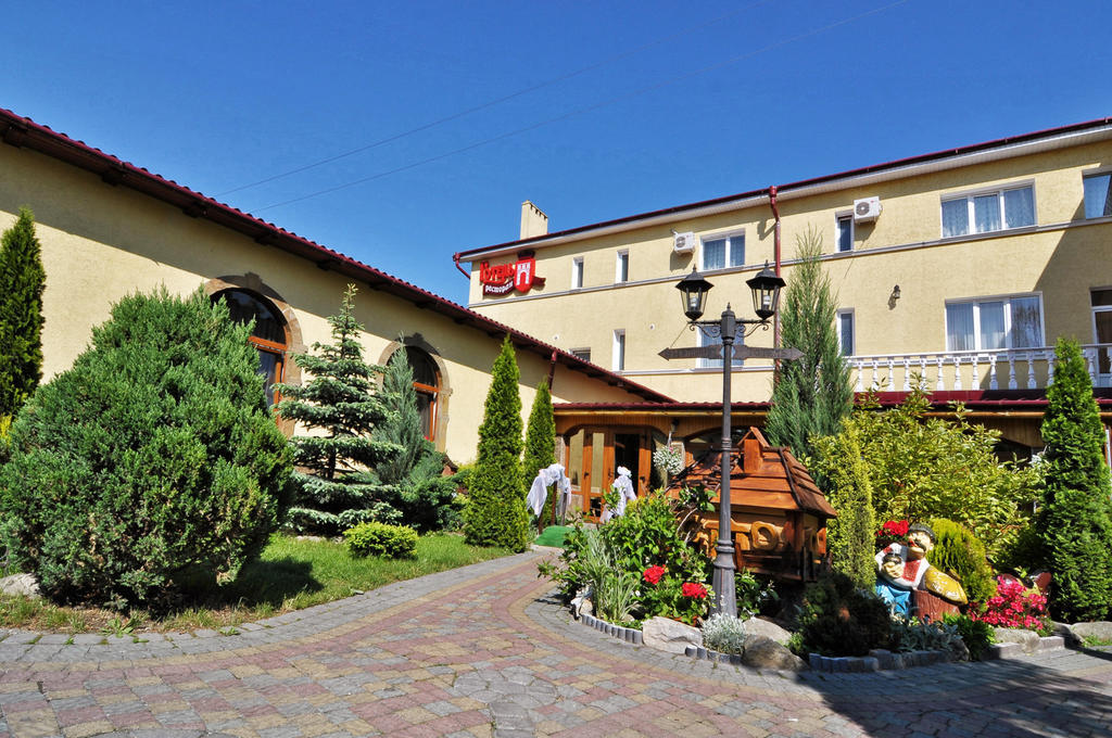 Stanislavskiy Dvir Hotel Ivano-Frankivsk Exterior foto